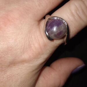 Silver ring w cabochon amethyst cut stone; size 10